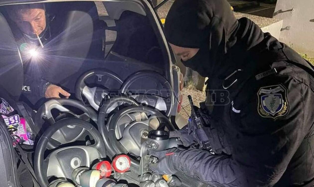 Άλιμος: Ξηλώθηκε συμμορία που «άνοιγε» Smart - «Τα βρήκαμε σε οικόπεδο»