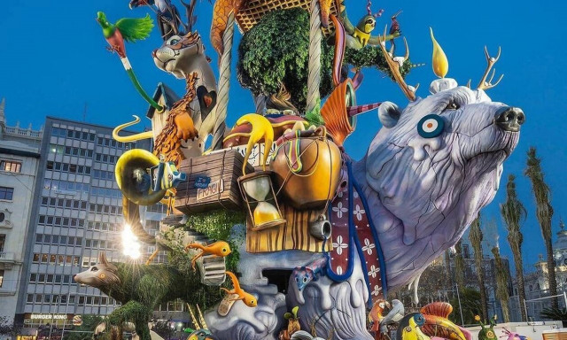 Μια πολική αρκούδα στο επίκεντρο των γλυπτών στο φεστιβάλ Las Fallas στη Βαλένθια