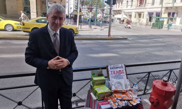 Δημήτρης Τόκας: Ο μικροπωλητής της Ομόνοιας με το κοστούμι