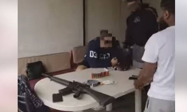 Έφοδος της ΕΛ.ΑΣ. σε σπίτι στο Μενίδι: Πόζαρε με πυροβόλο όπλο σε ντοκιμαντέρ του Vice