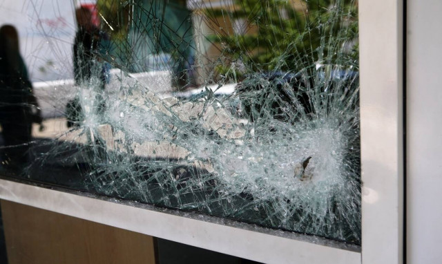 Μπαράζ καταδρομικών επιθέσεων σε τράπεζες – Χτύπησαν μέχρι και 100 μέτρα από τη ΓΑΔΑ