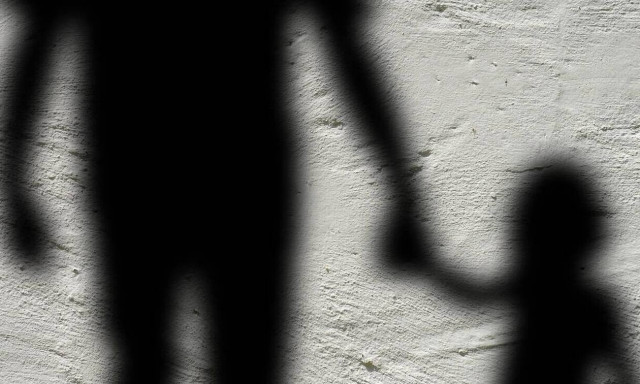 Νέα Σμύρνη: Ο πατέρας έκαιγε τα χέρια της κόρης του - «Ευθύνες σε όσους σιωπούσαν»