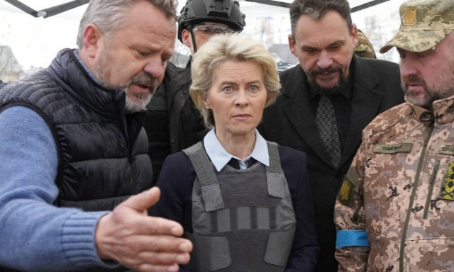 Ουκρανία: Στην Μπούτσα η Ούρσουλα φον ντερ Λάιεν – Πιέσεις για έκτο πακέτο κυρώσεων