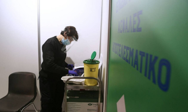 ΕΟΦ: Αυτές είναι οι παρενέργειες των εμβολίων του κορονοϊού