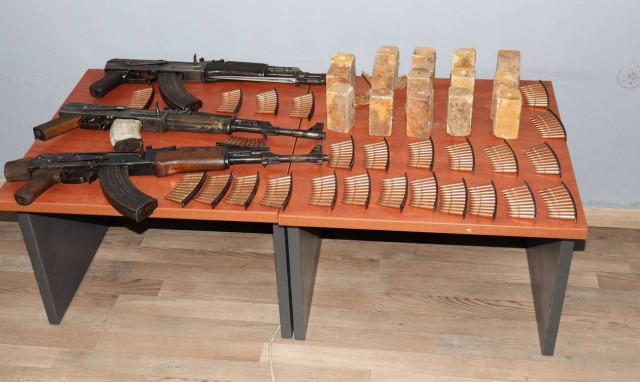 Ιωάννινα: Βρήκαν καλάσνικοφ, ΤΝΤ, γεμιστήρες και σφαίρες κοντά στα σύνορα με την Αλβανία