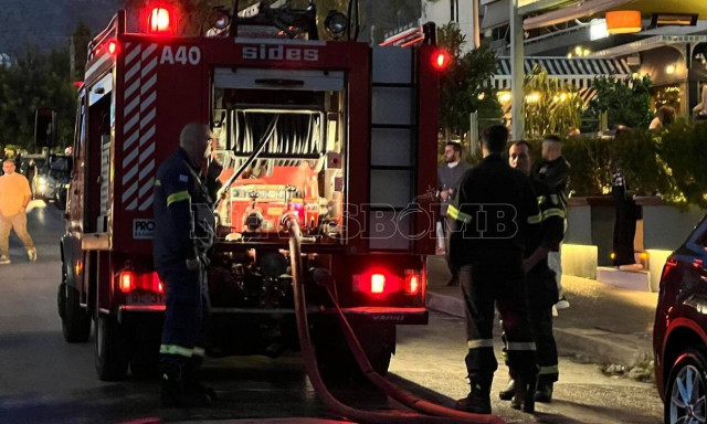 Φωτιά σε κτήριο στο κέντρο της Γλυφάδας - Συναγερμός στην πυροσβεστική