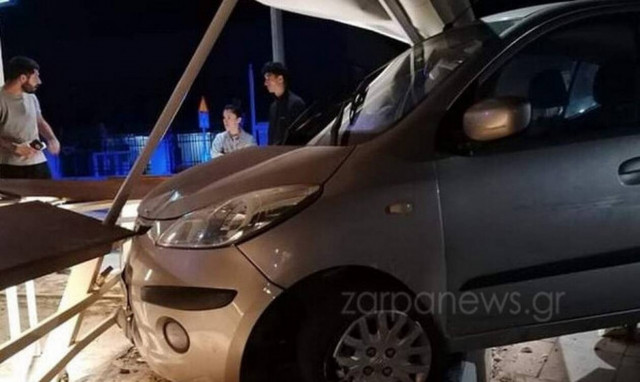 Απίστευτες εικόνες στα Χανιά: Αυτοκίνητο κατέληξε σε κρεπερί – Δύο τραυματίες