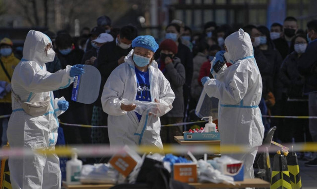 Kίνα: Στα όρια της εξάντλησης, οι αθέατοι ήρωες στη μάχη με τον κορονοϊό εκπέμπουν σήμα κινδύνου