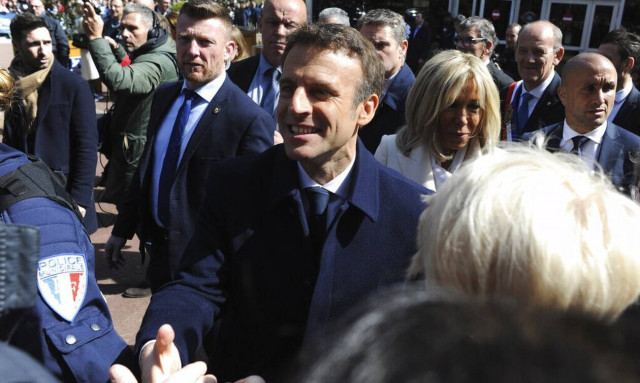 Προεδρικές εκλογές Γαλλία: Περίπατος στην παραλία για το ζεύγος Μακρόν πριν τα αποτελέσματα