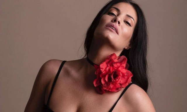 Μαρία Κορινθίου: Ποζάρει ως «Ελλάδα του Ντελακρουά» και «ρίχνει» το Instagram (photos)