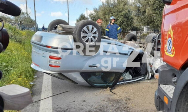 Σοβαρό τροχαίο στο Ηράκλειο: Γκρέμισε τοιχίο, έσπασε ελιά και τούμπαρε το αυτοκίνητο