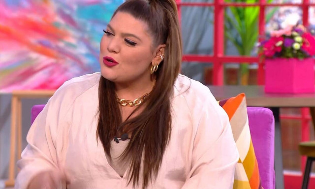 Δανάη Μπάρκα: Άγνωστοι έσπασαν το αμάξι της στο κέντρο της Αθήνας (video)