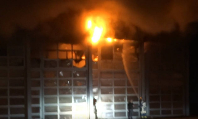 Φωτιά στα Γιαννιτσά: Στις φλόγες συνεργείο αυτοκινήτων (video)