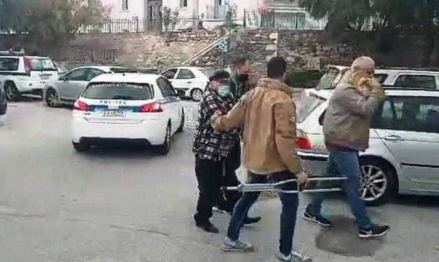 Φονικό στην Τήνο: Στις φυλακές Κορυδαλλού θα μεταφερθεί ο 90χρονος που δολοφόνησε τον αγιογράφο