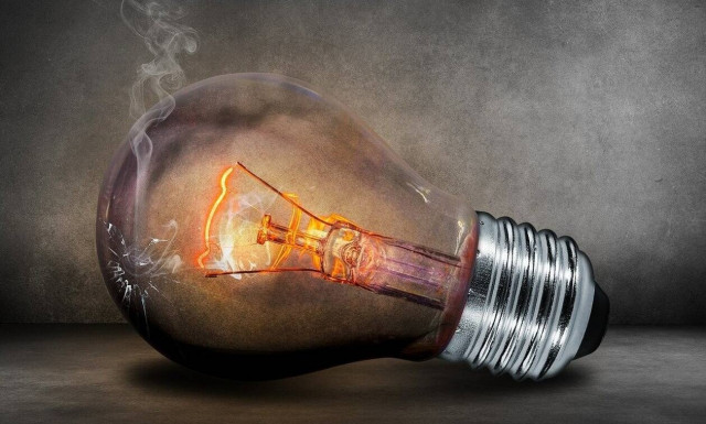 Αμφιλοχία: «Έκοψαν το ρεύμα σε μονογονεϊκή οικογένεια με τρία παιδιά γιατί δεν μπορούσε να πληρώσει»