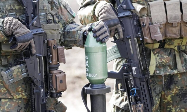 Πόλεμος στην Ουκρανία: Νέους τύπους όπλων και ελικόπτερα στέλνει ο Μπάιντεν στο Κίεβο