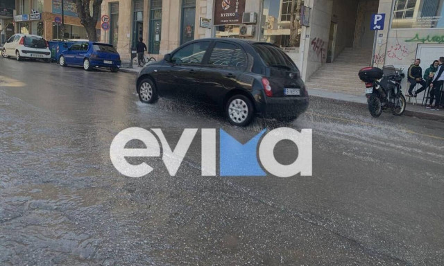 Χαλκίδα: Έσπασε αγωγός στη Βενιζέλου – Πλημμύρισε ο κεντρικός δρόμος της πόλης
