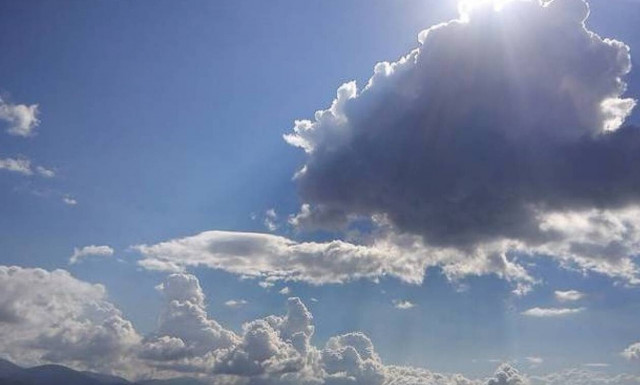 Καιρός meteo: Γενικά αίθριος την Παρασκευή (15/4) με τοπικές νεφώσεις και άνοδο της θερμοκρασίας