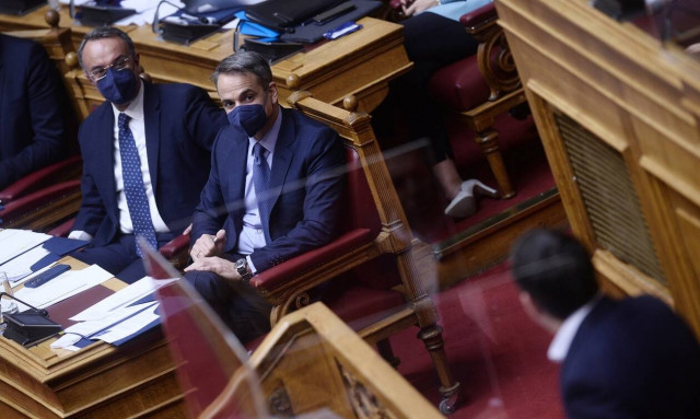 Προεκλογικά διλήμματα και μετωπικές συγκρούσεις