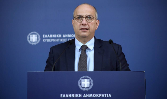 Οικονόμου: Από αύριο Παρασκευή αναστέλλεται το πρόστιμο των 100 ευρώ για τους μη εμβολιασμένους