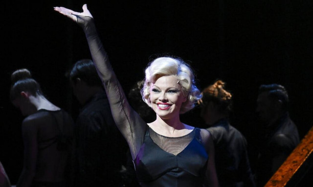 Παμελα Άντερσον: Σε θεατρικό στο Μπρόντγουεϊ η σταρ του Baywatch - Θύμισε αρκετά τη Μέριλιν Μονρόε