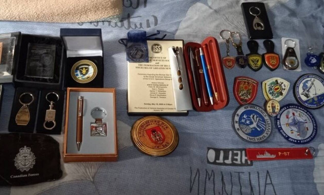 Η συλλογή του Εδεσσαίου Τάσου Σλατίνη με τα στρατιωτικά μπρελόκ γοήτευσε τον ΓΓ του ΝΑΤΟ