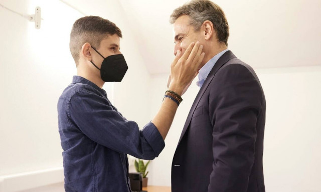 Μητσοτάκης: Η τρυφερή συνάντηση με τον εκ γενετής τυφλό Κωνσταντίνο Τσαγκατάκη