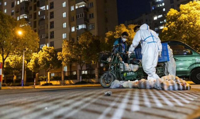 Τι πραγματικά συμβαίνει στην Σανγκάη; Καθηγητής Δημόσιας Υγείας αναλύει στο Newsbomb.gr