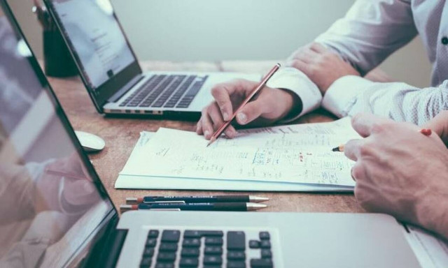 Κατώτατος μισθός: Τα σενάρια και οι παράγοντες που θα καθορίσουν την αύξησή του