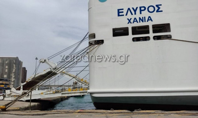 Χανιά: Η στιγμή που ο αέρας «παίρνει» το πλοίο «Έλυρος»