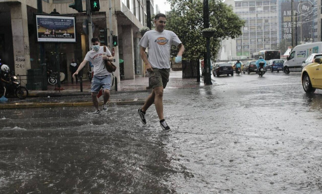 Καιρός τώρα: «Μαύρισε» ο ουρανός στην Αττική – Ισχυρή καταιγίδα και δυνατοί άνεμοι