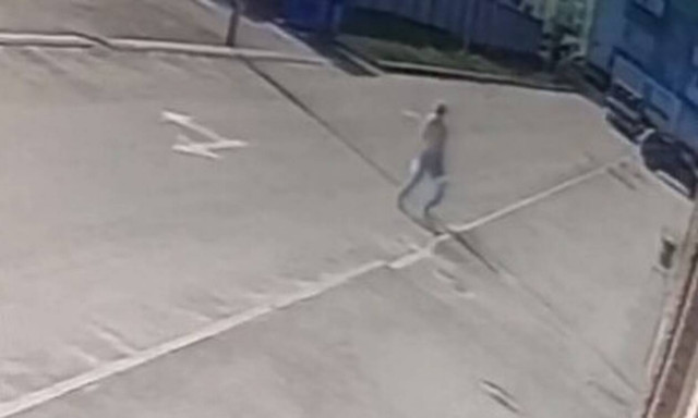 Ουκρανία: Ρουκέτα πέφτει δίπλα από γυναίκα που περπατά σε κεντρικό δρόμο - Σώζεται από καθαρή τύχη