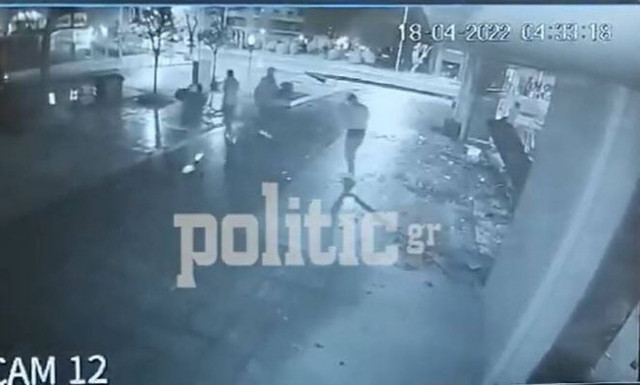 Θεσσαλονίκη: Αυτοκίνητο καταλήγει με ιλιγγιώδη ταχύτητα σε βιτρίνα καταστήματος