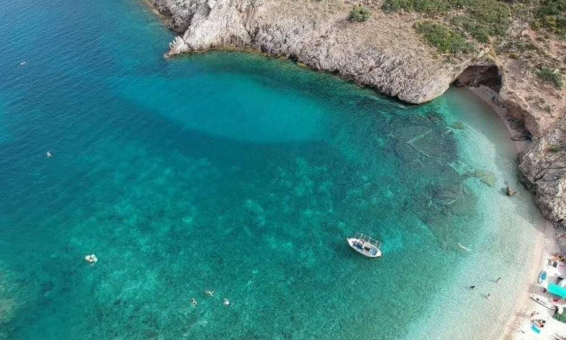 Η παραλία της Εύβοιας που ατενίζει το Αιγαίο (video)