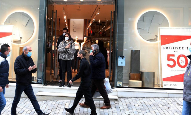 Έρευνα: «Κόβουν» τα ψώνια οι Έλληνες - Οκτώ στους δέκα δεν αγοράζουν ρούχα και παπούτσια