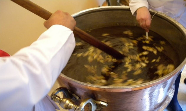 Άγιο Μύρο: Η τελετουργική διαδικασία της Έψησης που γίνεται μια φορά κάθε 10 χρόνια