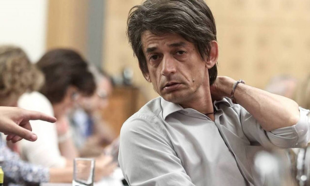 Διαδικτυακή κόντρα Καρανίκα με τη σύζυγο Σκουρλέτη στο Facebook