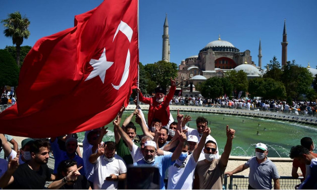 Ένας λαός βουτηγμένος στον εθνικισμό