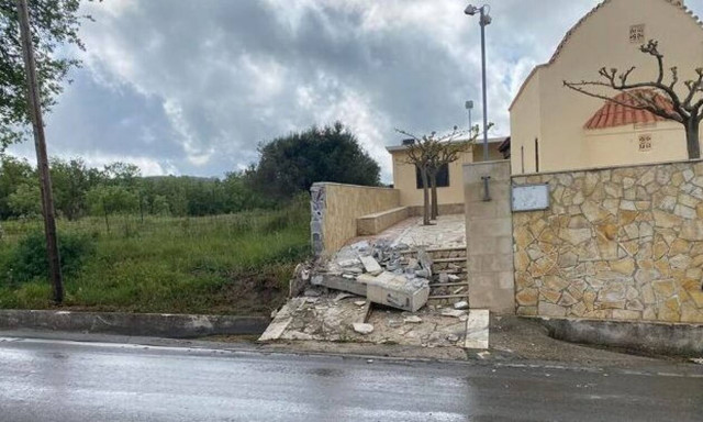 Ρέθυμνο: Αυτοκίνητο προσέκρουσε σε εκκλησία – Ζημιές στην είσοδο του Ναού