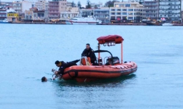 Χίος: Νεαρή λιμενικός έσωσε σκύλο που έπεσε στη θάλασσα