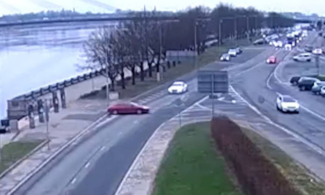 Δείτε πως ένα αυτοκίνητο κατέληξε στο ποτάμι