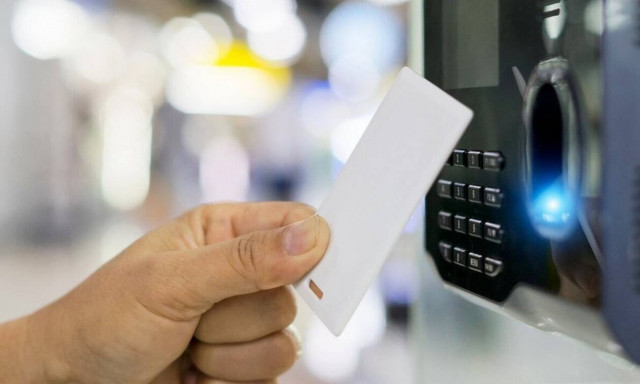 Ψηφιακή κάρτα εργασίας: Από πότε θα εφαρμοστεί σε τράπεζες και σούπερ μάρκετ