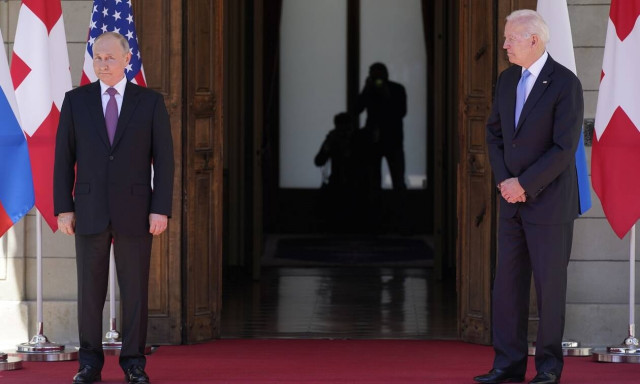 Ο Μπάιντεν στέλνει όπλα στην Ουκρανία - Ανεπιθύμητοι στην Ρωσία Καμάλα Χάρις και Μαρκ Ζούκερμπεργκ