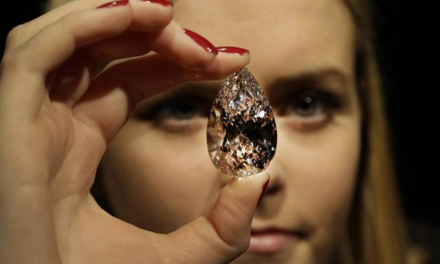 Βρετανία: Το χαβιάρι και τα διαμάντια στις νέες κυρώσεις σε βάρος της Μόσχας