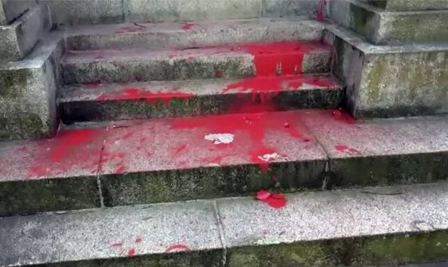 Γερμανία: Άγνωστοι πέταξαν κόκκινη μπογιά σε σοβιετικό μνημείο που τιμά τον Κόκκινο Στρατού