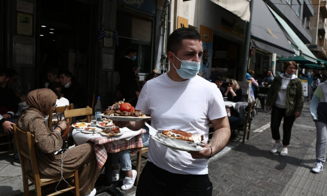 Αύξηση κατώτατου μισθού: Έως 906 ευρώ το ετήσιο όφελος των μισθωτών – Πόσο αυξάνονται τα επιδόματα