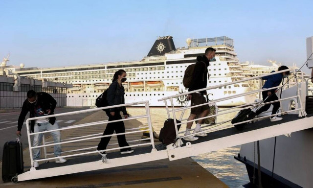 Κορυφώνεται η έξοδος των εκδρομέων του Πάσχα από τα λιμάνια του Πειραιά, της Ραφήνας και του Λαυρίου