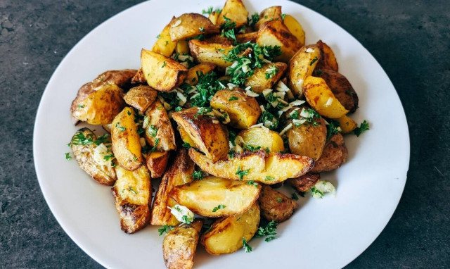 Πατάτες φούρνου για το αρνάκι του Πάσχα