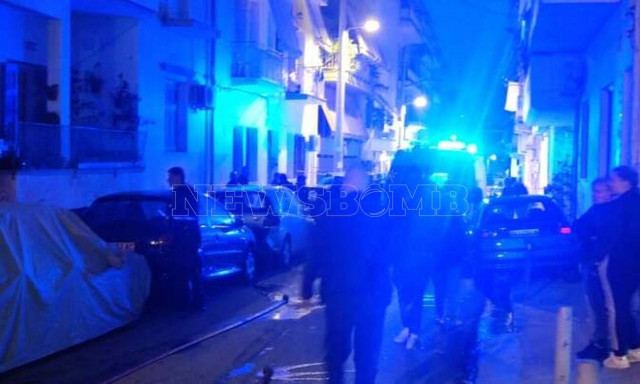 Νέος Κόσμος: Υπό πλήρη έλεγχο η πυρκαγιά στο διαμέρισμα - Απεγκλωβίστηκε γυναίκα με γερανό