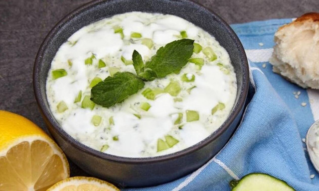 Δροσερό παραδοσιακό τζατζίκι για το εορταστικό γεύμα του Πάσχα